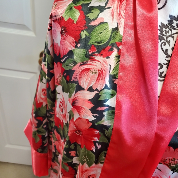 Vintage Gold Lable Victoria's Secret Satin Floral Robe in Pink and Green - Picture 4 of 5